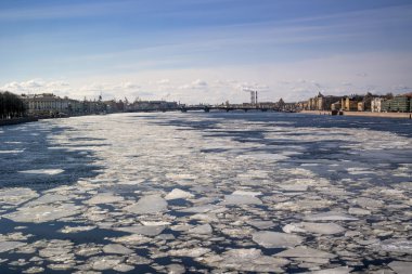 St. Petersburg. Buzla kaplı Neva Nehri'nin görünümü.