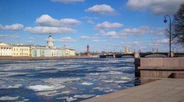 Üniversite setin St. Petersburg bahar tatilinde.