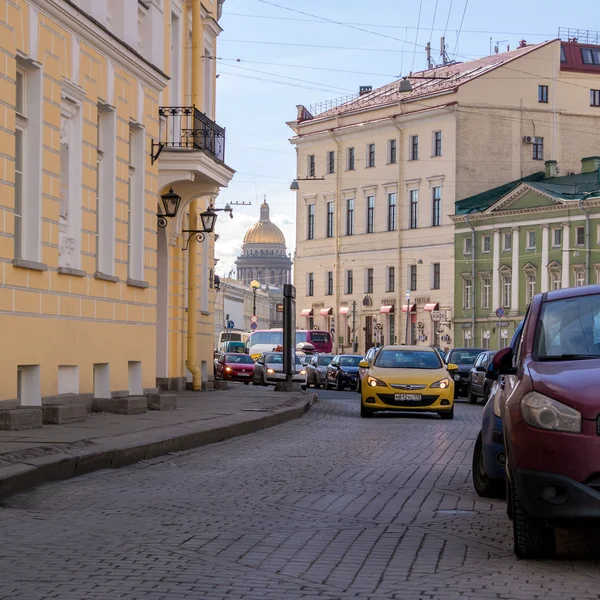 St. Petersburg, Russia - April 22, 2015: Moika Embankment with views of Isaacs Cathedral. — Stock Photo, Image