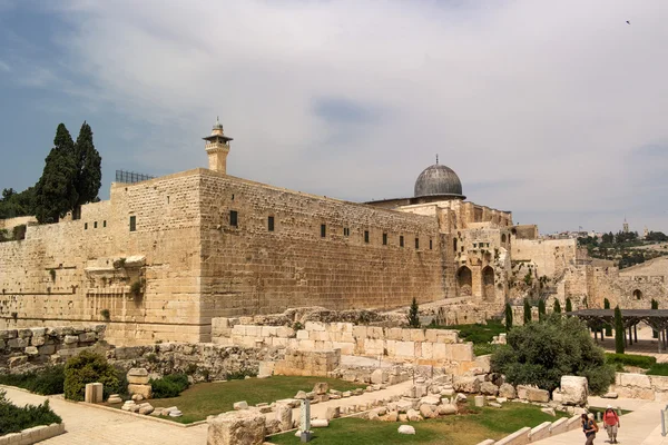 Jerusalén, Israel - 8 de mayo de 2013: Cúpula de Al-Musalla Al-Qibli Al-Aqsa - la mezquita más grande de la ciudad, Jardines Arqueológicos de los Palacios Omeyas y Monte de los Olivos . — Foto de Stock