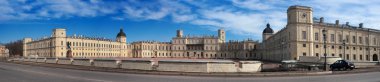 Gatchina Sarayı. Palace Meydanı'na ve ana giriş panoramik çekim.