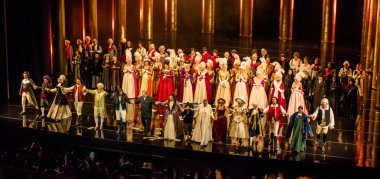 Saint-Petersburg, Rusya-25 Eylül 2015: Mariinsky tiyatro, Çaykovski Opera - Pikovaya dama-, oyunun sonunda yay sanatçılar erişim. Maestro Gergiev sanatçılar arasında. 
