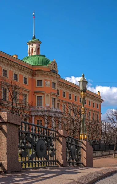 Východní fasáda Michajlovský zámek v Petrohradu — Stock fotografie