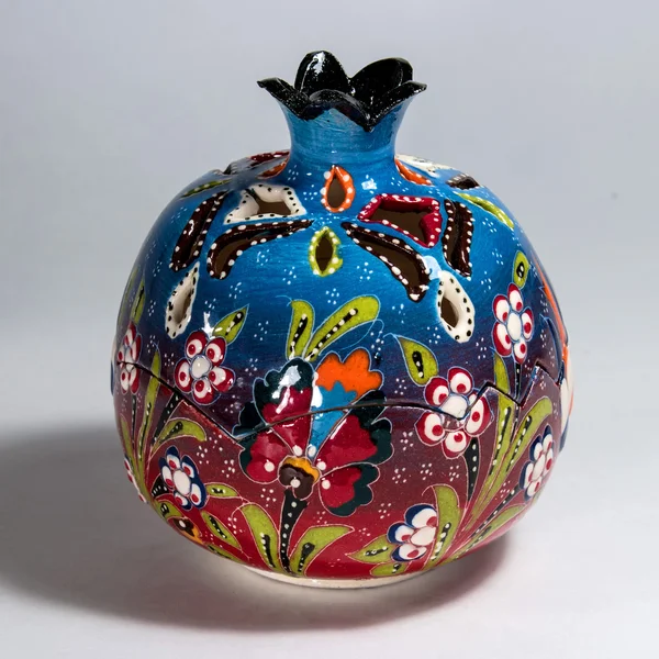 Lámpara de vela de cerámica, bola en forma de granada. Un recuerdo. Decoración floral pintada a mano . — Foto de Stock