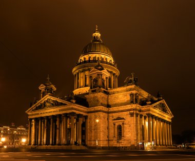 St Petersburg Isaac Katedralde. Gece fotoğrafçılığı.