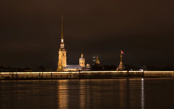 Санкт-Петербург. Собор Петра і Павла в Petropalovskaya фортеці вночі — стокове фото