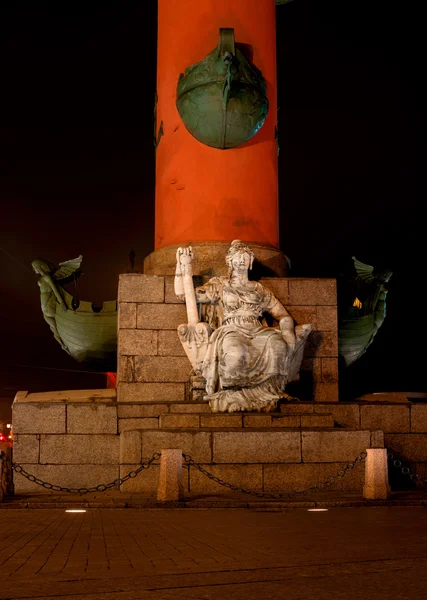 Санкт-Петербург. Южная ростральная колонна. Женская фигура аллегорически представляет собой реку Неву. Ночная фотография . — стоковое фото