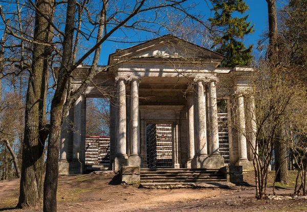 Russia. Gatchina Palace Park. Birch House. In front is a portal mask. — Stock Photo, Image