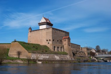 Narva, Estonya - Herman kale manzaralı Narva Nehri üzerinden. 