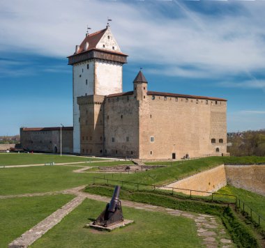 Narva, Estonya - Herman kale Ivangorod kalenin karşısında Nehri üzerinde.