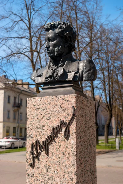 Narva, Estonia - May 4, 2016: Monument to the great Russian poet Pushkin. Made of bronze on a granite pedestal. — Stock Photo, Image