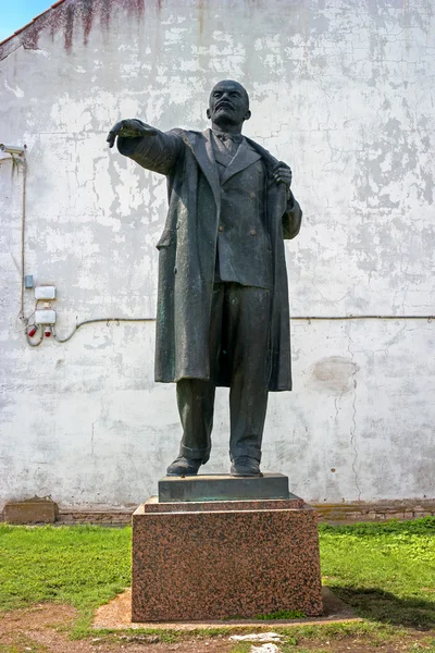 Narva, Estonia - 4 de mayo de 2016: Monumento a Vladimir Lenin. Se encuentra en el territorio del Castillo de Narva. Países Bajos . —  Fotos de Stock
