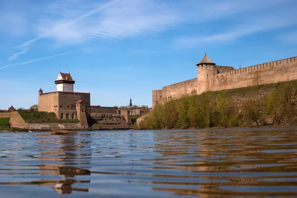 Narva, Estonia Veduta del castello di Herman e della fortezza di Ivangorod da parte del fiume Narva . — Foto Stock