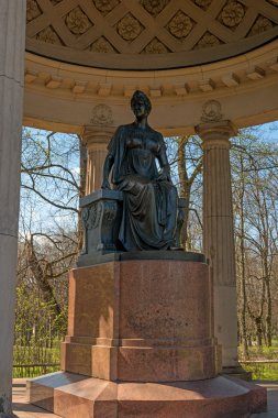 Pavlovsk, Rusya - 6 Mayıs 2016: İmparatoriçe Maria Feodorovna Anıtı. Pavyon Rossi.