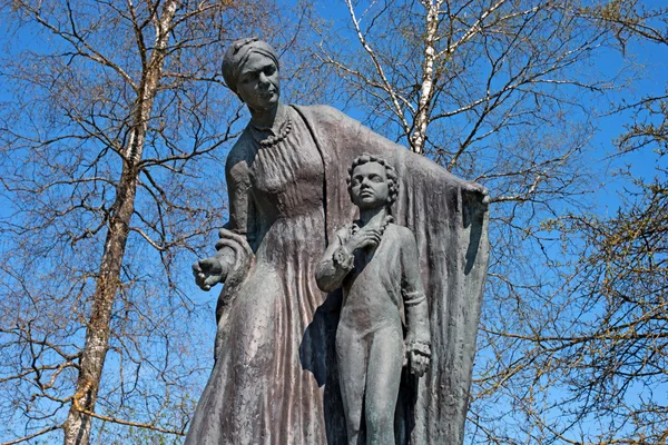 Voskresenskoe, Ρωσία - 6 Μαΐου 2016: Μνημείο Rodionovna Αρίνα. Ήταν μια παραμάνα του μεγάλου Ρώσου ποιητή Αλεξάντερ Πούσκιν. Αγία Πετρούπολη, Γκάτσινα. — Φωτογραφία Αρχείου