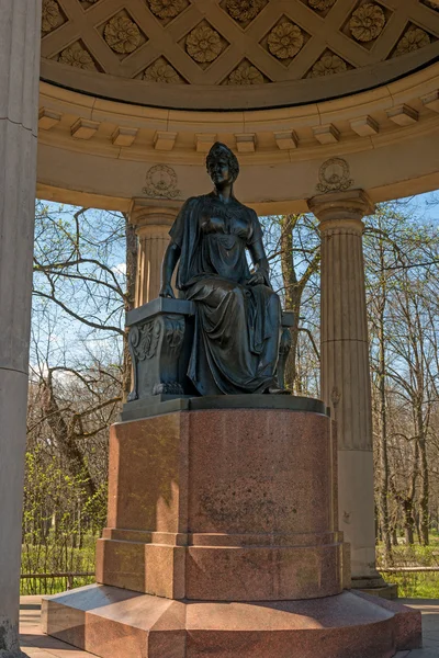 Pavlovsk, Oroszország-május 6, 2016: emlékműve Mária Feodorovna császárné. Rossi Sátorral. — Stock Fotó