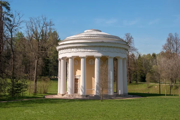 Świątynia przyjaźni w Pavlovsk Park. Sankt Petersburg. Rosja. — Zdjęcie stockowe