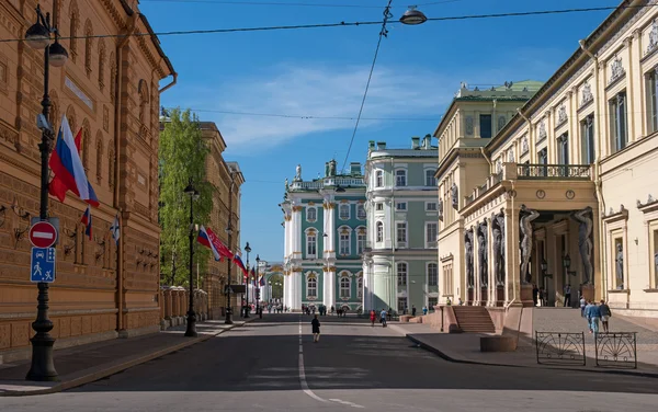 São Petersburgo, Rússia - 8 de maio de 2016: vista do Hermitage-Winter Palace-, o Novo Hermitage e esculturas de Atlantis . — Fotografia de Stock