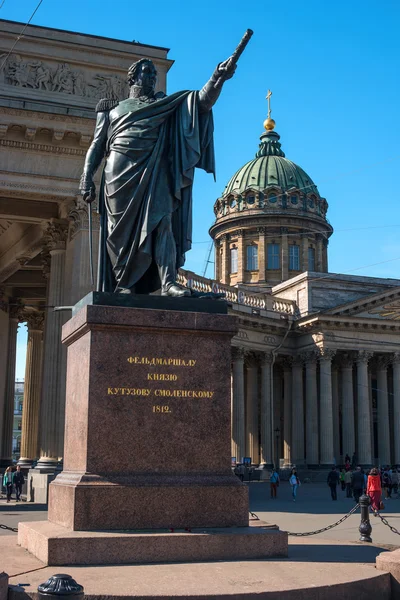 St. Petersburg, Russia - May 8, 2016: The monument to M. I. Kutuzov near Kazan Cathedral. — Stock Photo, Image