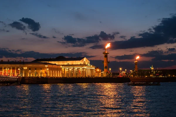 Ночной вид ростральных колонн, Обменное здание, Нева с Дворцовой набережной. Санкт-Петербург, Россия — стоковое фото