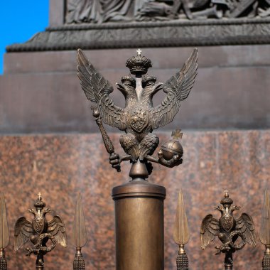 Çift başlı kartal çit Kış Sarayı önünde Alexander sütunun üzerinde. Rusya. Petersburg. 