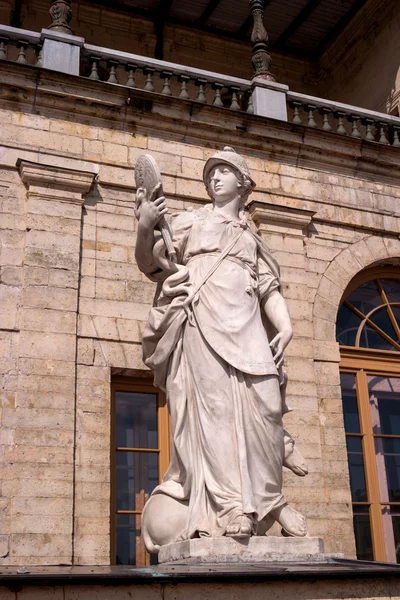 Torchina-Palast. Skulptur vor der Haustür. — Stockfoto