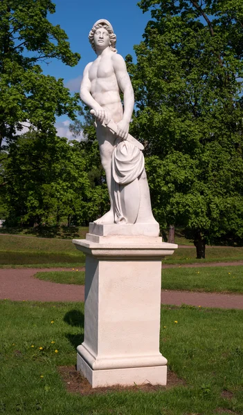 Palácio Gatchina. Escultura no jardim holandês . — Fotografia de Stock