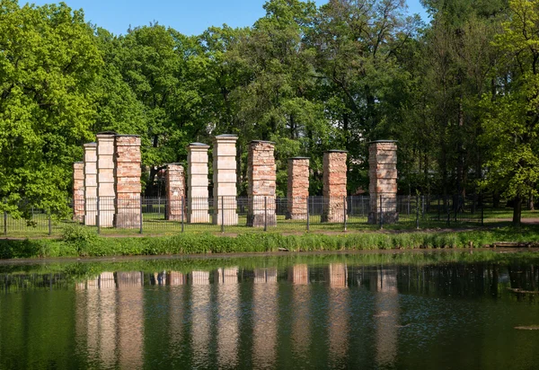 Ruinas del Almirantazgo reflejadas en el lago. Palacio Parque de Gatchina . — Foto de Stock