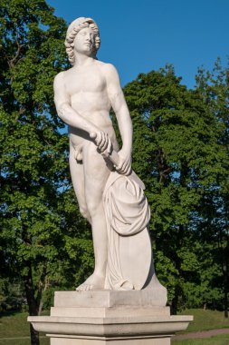 Gatchina Sarayı. Hollandalı bahçede heykel. Yakın çekim.