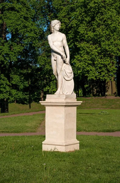 Palácio Gatchina. Escultura no jardim holandês . — Fotografia de Stock