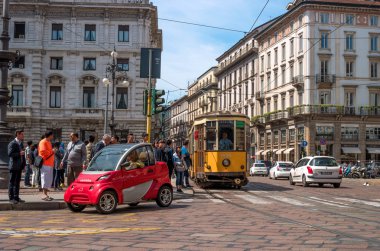 Milan, İtalya - 25 Mayıs 2016: Via della Scala, Crossroads.