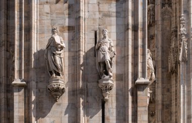 Duomo cephesinde heykeller. Milano, İtalya.