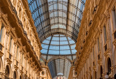 Milan, İtalya - 25 Mayıs 2016: Galleria Vittorio Emanuele II cam çatı ve üst kat