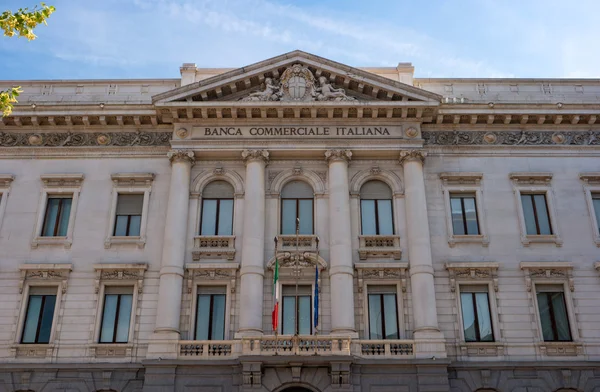 Milán. Banco Comercial de Italia. Fachada del edificio . — Foto de Stock