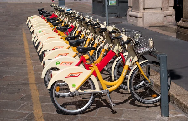 意大利米兰-2016 年 5 月 25 日 ︰ 黄色 Bikemi 自行车停车位的租金. — 图库照片