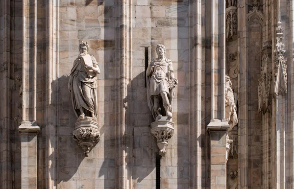 The sculptures on the facade of the Duomo. Milan, Italy. — Stock Photo, Image