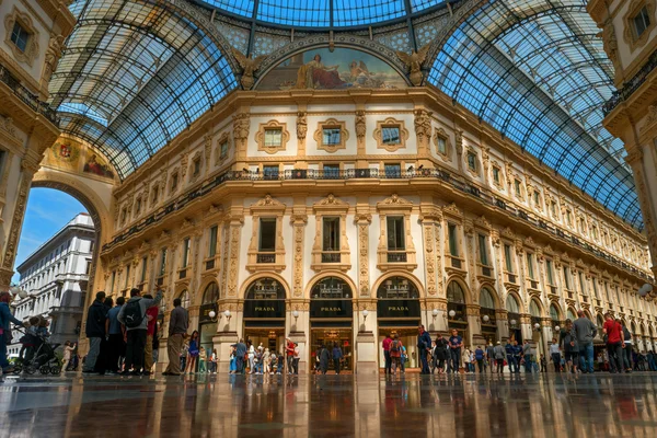 Milan, İtalya - 25 Mayıs 2016: Vittorio Emanuele II Galerisi orta kısmında.