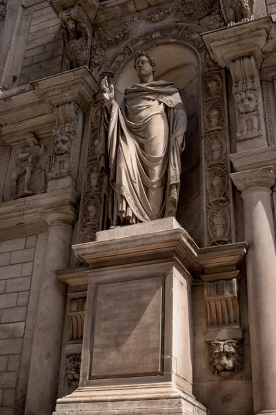 Mailand, Italien - 25. Mai 2016: giureconsulti Palace. Skulptur sancti ambrosii. — Stockfoto