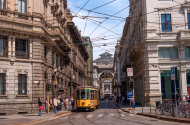 Milan, İtalya - 25 Mayıs 2016: Galleria Vittorio Emanuele II Piazza Cordusio tarafından görünümünü.