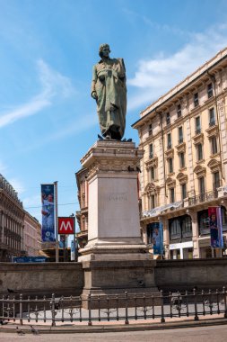 Milan, İtalya - 25 Mayıs 2016: Giuseppe Parini heykel Milan Dante sokakta.