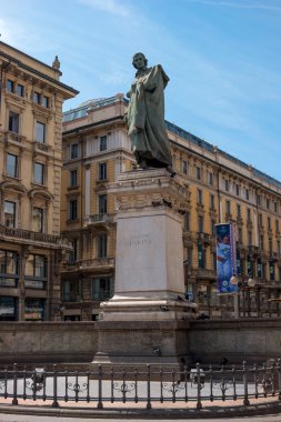 Milan, İtalya - 25 Mayıs 2016: Giuseppe Parini heykel Milan Dante sokakta.
