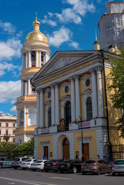 Saint-Petersburg, Russia - June 4, 2016: The bell tower of the Orthodox Vladimir Cathedral. — Stock Photo, Image