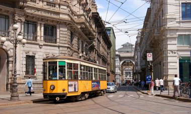 Milan, İtalya - 25 Mayıs 2016: Galleria Vittorio Emanuele II Piazza Cordusio tarafından görünümünü.