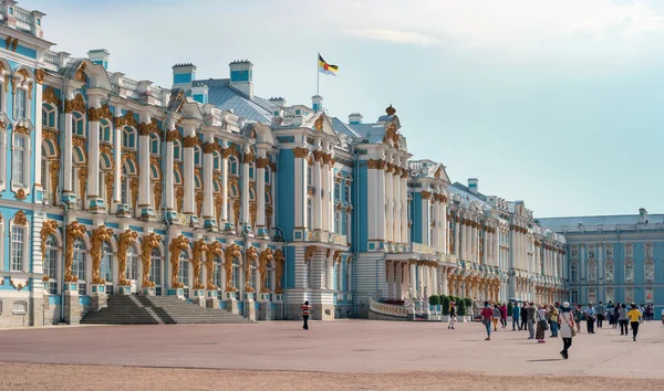 São Petersburgo, Rússia - 26 de junho de 2016: A principal fachada do Palácio de Catarina em Tsarskoye Selo. Turistas passeios turísticos . — Fotografia de Stock