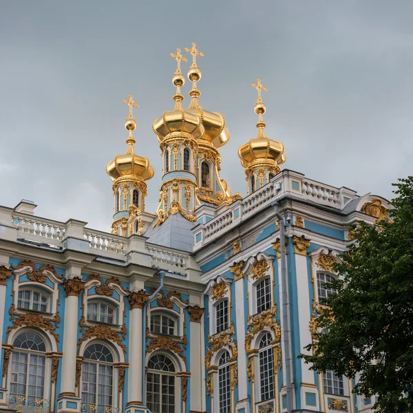 Cúpulas douradas da Igreja no Palácio de Catarina. Tsarskoye Selo, Rússia — Fotografia de Stock