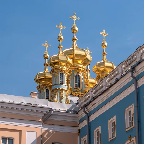 Cupole d'oro della Chiesa nel Palazzo di Caterina. Zarskoye Selo, Russia — Foto Stock