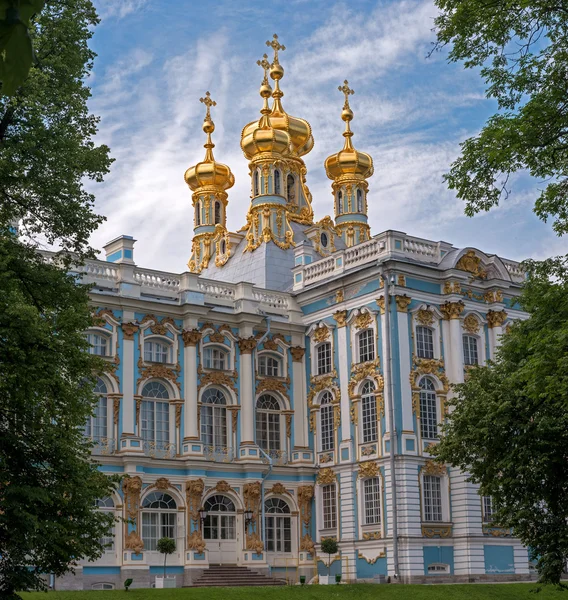 Cúpulas douradas da Igreja no Palácio de Catarina. Tsarskoye Selo, Rússia — Fotografia de Stock