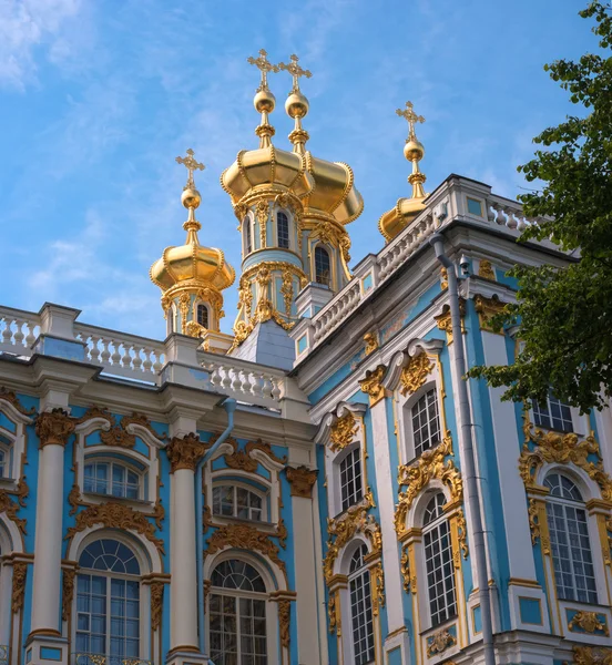 Zlatá kopule kostela v paláci Catherine. Carskoje Selo, Rusko — Stock fotografie