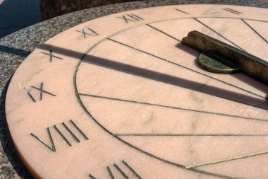 Güneş saati. Yanında Paul Anıtı tören Gatchina Sarayı üzerinde yüklü.