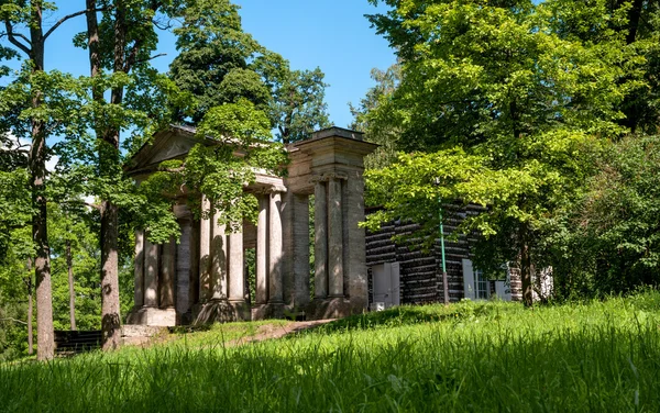 러시아. 가치 나 궁전의 공원입니다. 자작나무 집입니다. 앞에 포털 마스크. — 스톡 사진
